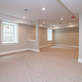 Ejemplo de sótano con ventanas actual, de tamaño medio, con paredes beige y moqueta