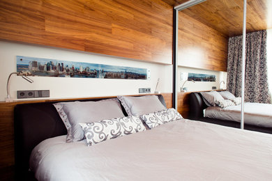 Пример оригинального дизайна: спальня среднего размера в современном стиле с коричневыми стенами, полом из ламината и коричневым полом