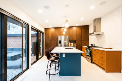 Example of a mid-century modern kitchen design in Chicago