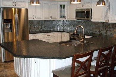 Trendy kitchen photo in Tampa