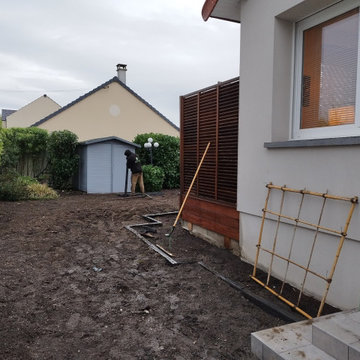 Début de chantier : apport de terre et pose des bordures
