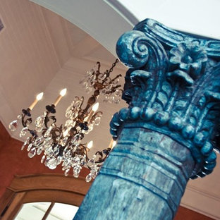 Выдающиеся фото от архитекторов и дизайнеров интерьера: большая входная дверь в стиле шебби-шик с серыми стенами, двустворчатой входной дверью, паркетным полом среднего тона, входной дверью из дерева среднего тона и коричневым полом