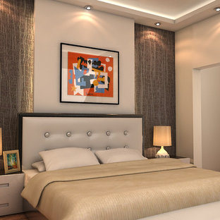 Idee per una camera matrimoniale etnica di medie dimensioni con pareti marroni, pavimento in laminato e pavimento marrone