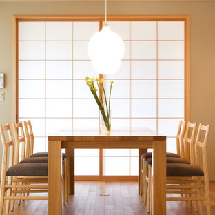 他の地域のアジアンスタイルのおしゃれな独立型ダイニング (ベージュの壁、淡色無垢フローリング、暖炉なし、ベージュの床) の写真