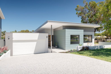 Idéer för ett stort modernt grönt hus, med allt i ett plan, platt tak och tak i metall
