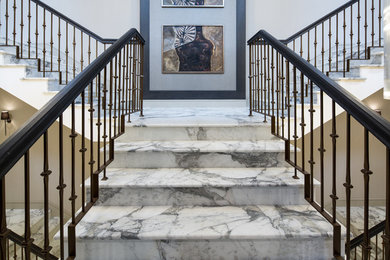 サリーにあるトラディショナルスタイルのおしゃれな階段の写真