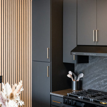 Modern Matte Black Kitchen with Warm Wood Accents – Brooklyn, NY
