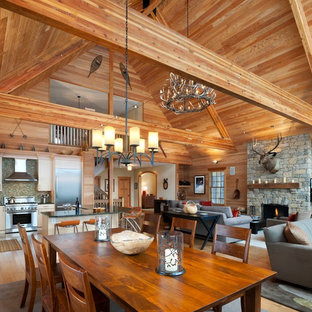 Стильный дизайн: гостиная-столовая в стиле рустика с паркетным полом среднего тона - последний тренд