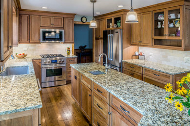 Kitchen - traditional kitchen idea in Chicago