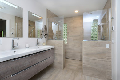 Example of a minimalist bathroom design in Boston
