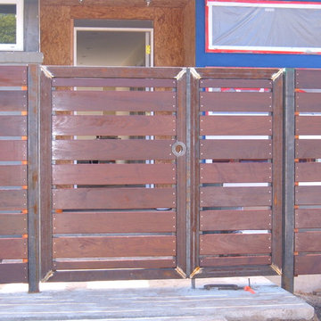 La Jolla modern fence entry gate