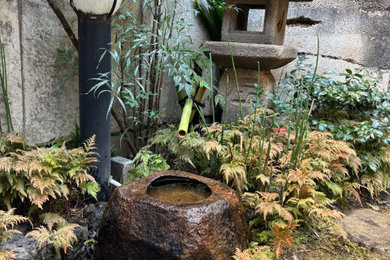 Ejemplo de jardín asiático pequeño con roca decorativa