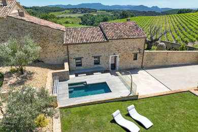 Cette image montre une piscine.