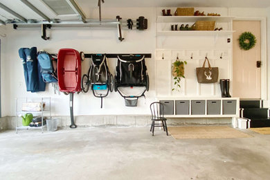 Mid-sized cottage attached two-car garage photo in Bridgeport
