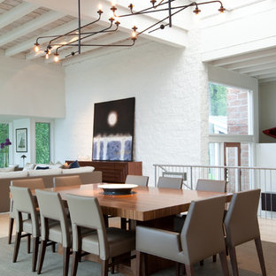 ブリッジポートの巨大なコンテンポラリースタイルのLDKの画像 (白い壁、淡色無垢フローリング)