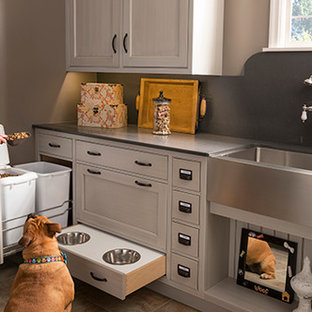 ヒューストンの中サイズのコンテンポラリースタイルのおしゃれな家事室 (エプロンフロントシンク、ソープストーンカウンター、ベージュの壁、セラミックタイルの床、ベージュの床、インセット扉のキャビネット、グレーのキャビネット) の写真