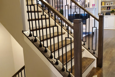 シンシナティにあるトランジショナルスタイルのおしゃれな階段 (フローリングの蹴込み板、木材の手すり) の写真