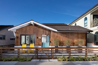 Diseño de fachada de casa marrón y gris actual pequeña de una planta con revestimiento de madera, tejado a dos aguas, tejado de teja de madera y panel y listón