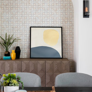 サンディエゴの中サイズのエクレクティックスタイルのLDKの画像 (白い壁、淡色無垢フローリング)