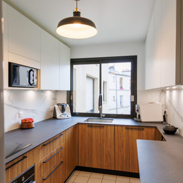 Éclat Contemporain : Cuisine Bois et Blanc avec Garde-Manger Ouvert