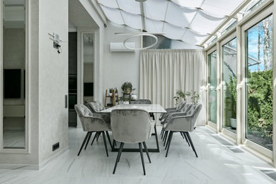 Стильный дизайн: столовая в современном стиле с серыми стенами, полом из керамогранита, белым полом и многоуровневым потолком - последний тренд