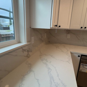 Contemporary White Kitchen with Peninsula Cooktop