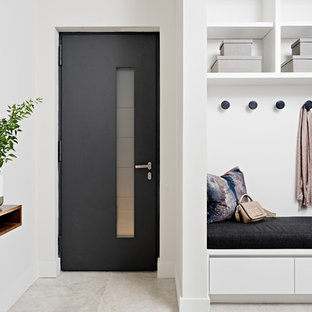 Esempio di un grande ingresso con anticamera moderno con pareti bianche, pavimento in gres porcellanato, una porta singola, una porta grigia e pavimento grigio