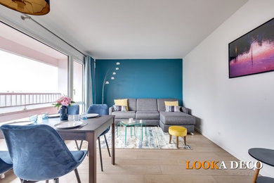 Réalisation d'un salon design de taille moyenne avec un mur bleu, un sol en carrelage de céramique et un sol beige.