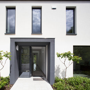 Foto di una porta d'ingresso contemporanea di medie dimensioni con pareti bianche, pavimento in granito, una porta singola, una porta grigia e pavimento bianco
