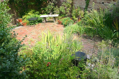 Inspiration for an eclectic landscaping in New York.