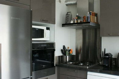 Cette image montre une cuisine design.