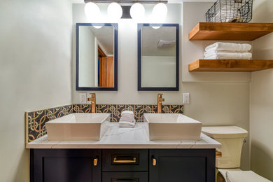 Идея дизайна: маленькая главная ванная комната в стиле неоклассика (современная классика) с фасадами в стиле шейкер, синими фасадами, душем, раздельным унитазом, серой плиткой, цементной плиткой, серыми стенами, полом из ламината, настольной раковиной, столешницей из кварцита, серым полом, душем с раздвижными дверями, белой столешницей, фартуком, тумбой под две раковины, встроенной тумбой, любым потолком и любой отделкой стен для на участке и в саду
