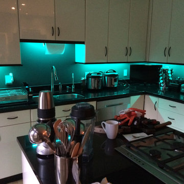Multi-color under cabinet lighting