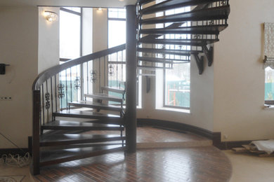 Винтовая лестница в коттедж на второй этаж