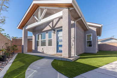 Photo of a mid-century modern landscaping in San Diego.