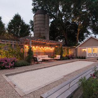 Design ideas for a mid-sized country side yard full sun outdoor sport court in Chicago with gravel.
