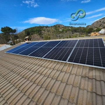Instalación fotovoltaica aislada de la red 3,06kWp en vivienda en Buñol