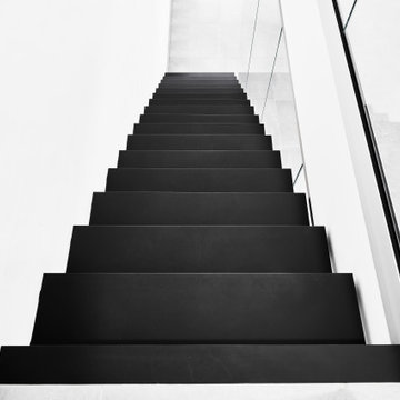 Kragarmtreppe in matt schwarz mit Weißglas