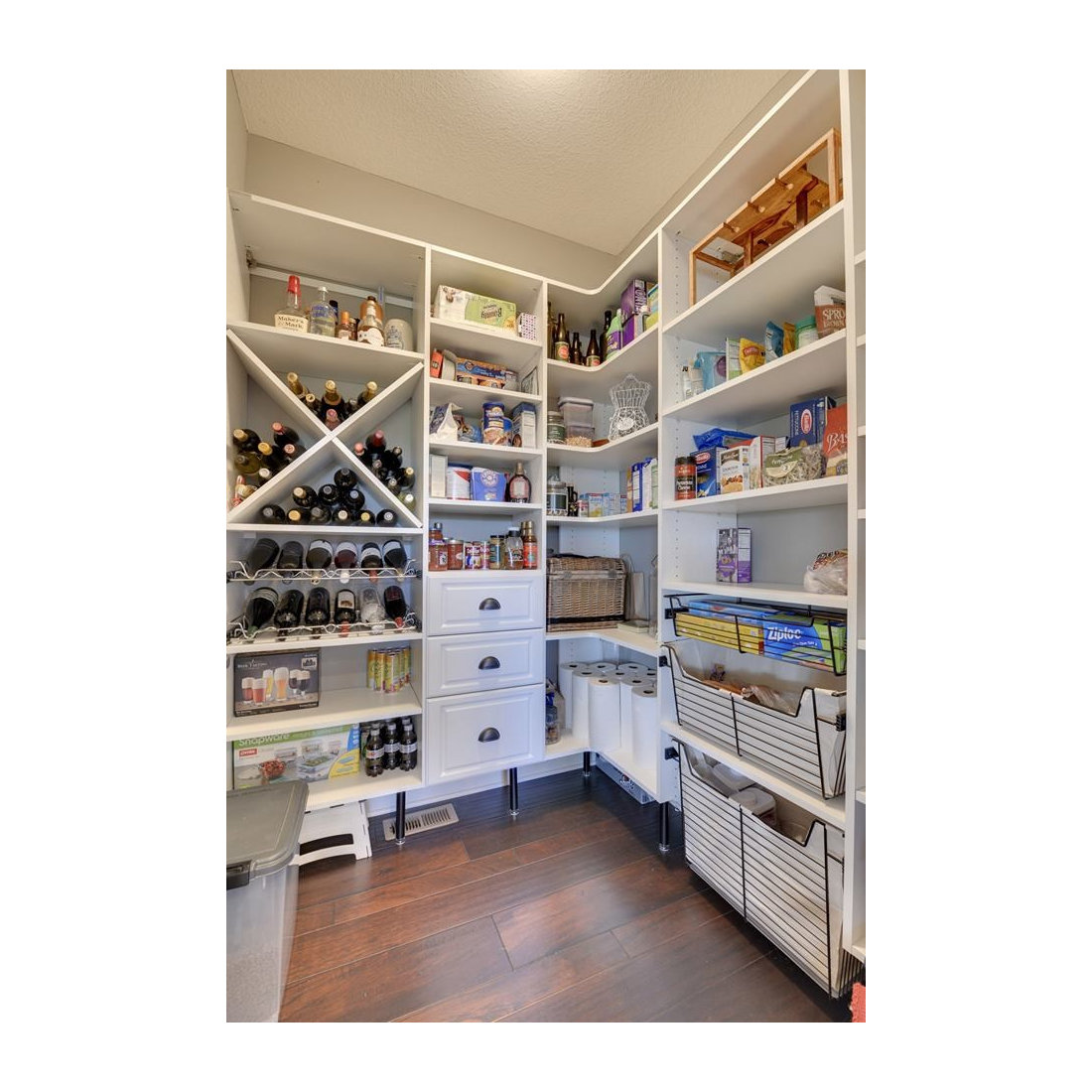 Clean & Organized Kitchen Pantry