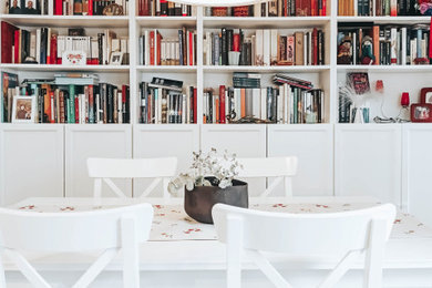 Imagen de comedor contemporáneo de tamaño medio con paredes beige, suelo laminado y suelo marrón