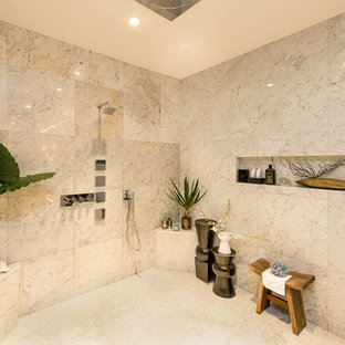 Tropenstil Badezimmer mit Eckdusche, weißen Fliesen und Nische in Sonstige