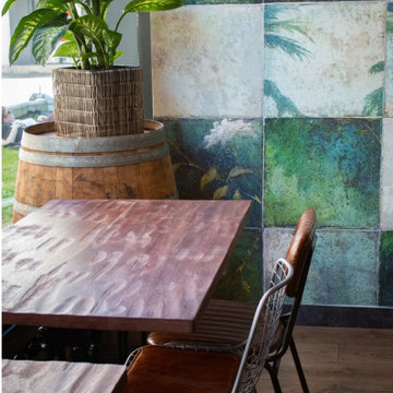 Table en bois et papier peint végétal