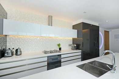Gloss White Kitchen with Geometric Tiles