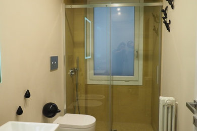 Réalisation d'une salle de bain design en bois clair avec une douche à l'italienne, WC séparés, un sol en carrelage de porcelaine, une vasque, un plan de toilette en stratifié, un sol beige et une cabine de douche à porte coulissante.