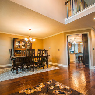 コロンバスの中サイズのトランジショナルスタイルのLDKの画像 (ベージュの壁、濃色無垢フローリング、暖炉なし、茶色い床)