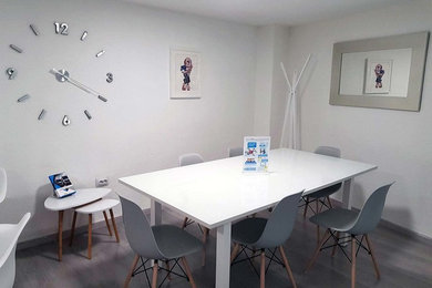 Imagen de despacho minimalista pequeño con escritorio independiente y suelo gris