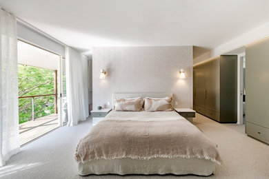 サンシャインコーストにある広いコンテンポラリースタイルのおしゃれな主寝室 (カーペット敷き、壁紙) のレイアウト