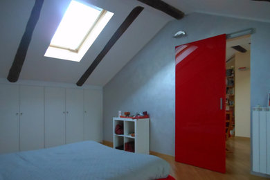 Foto de dormitorio principal contemporáneo grande con paredes grises, suelo marrón, vigas vistas y suelo de madera clara