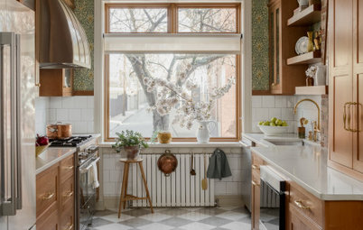 Kitchen of the Week: Classic Style in Wood, Wallpaper and Marble