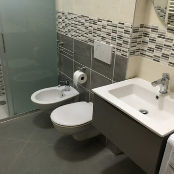 Bagno contemporaneo in grigio